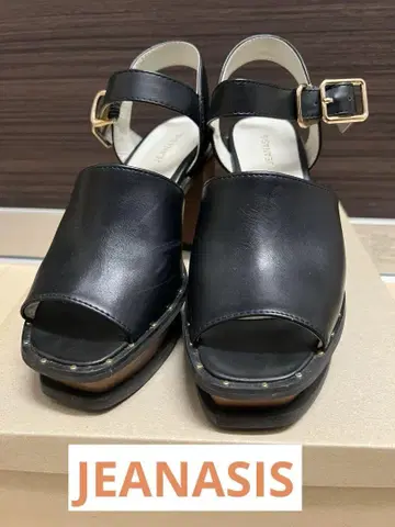JEANASIS 블랙 가죽 오픈토 샌들 우드 샌들