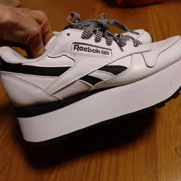 [ Reebok ] 통굽 클래식 스니커즈 23cm 화이트/블랙