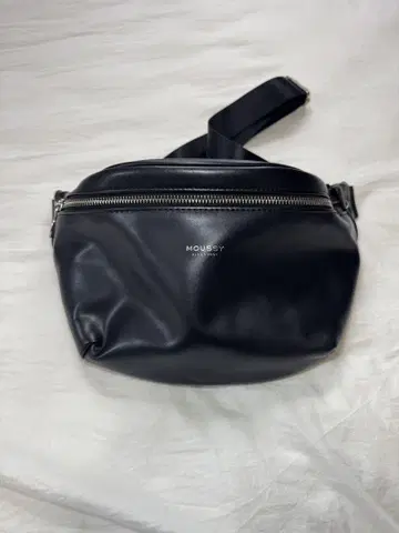 MOUSSY 블랙 바디백