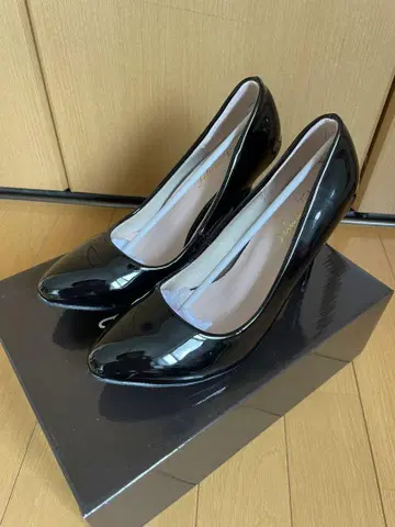 새상품 블랙 에나멜 스틸레토 하이힐