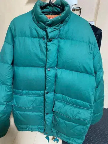 자수 패치가 달린 그린 다운 자켓