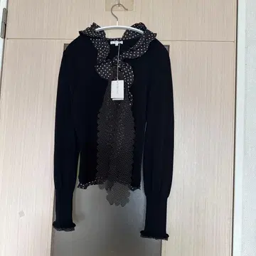 새상품급 도트 무늬의 리본 포함 블랙 긴팔 상의.