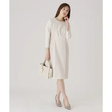 아이보리 긴팔 무릎 기장 원피스