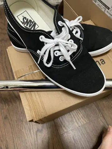 VANS 블랙 로우컷 스니커즈
