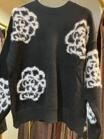 수입 꽃무늬 장식 긴팔 니트 스웨터