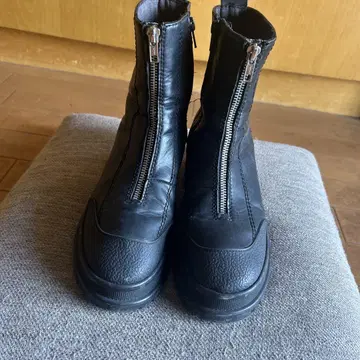 지퍼 달린 블랙 부츠