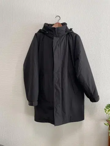 블랙 후드 부착 다운 자켓