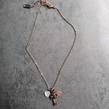 아마로 열쇠와 하트 모티브 목걸이