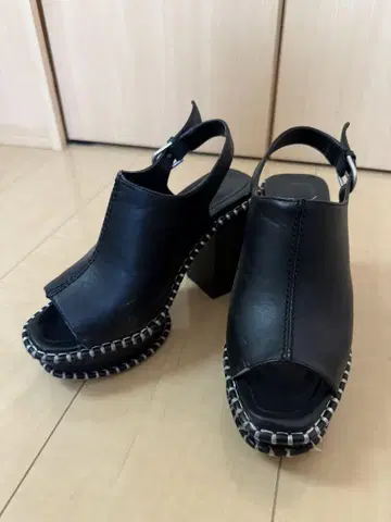 moussy 블랙 오픈토 샌들