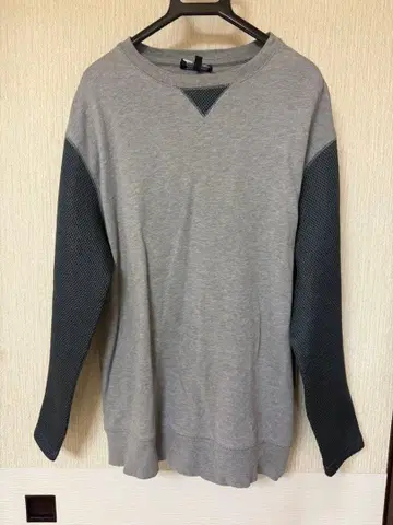 엠포리오 아르마니 그레이 메쉬 소매 맨투맨 아르마니