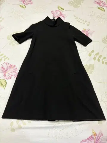 엠포리오 아르마니 블랙 A라인 무릎 기장 반팔 원피스