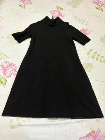 엠포리오 아르마니 블랙 A라인 무릎 기장 반팔 원피스