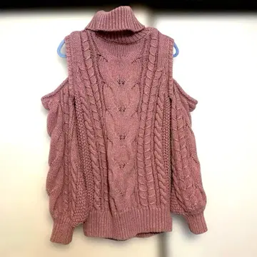 ROYAL PARTY 어깨 트임 케이블 니트 원피스