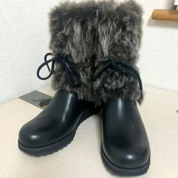 클락스 퍼 달린 블랙 미들컷 부츠