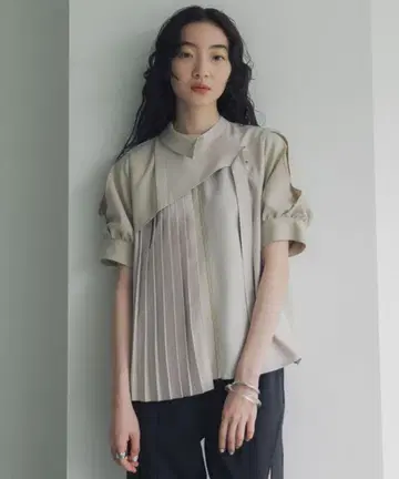 united tokyo 컬 랩 슬리브 블라우스 베이지 프리 사이즈