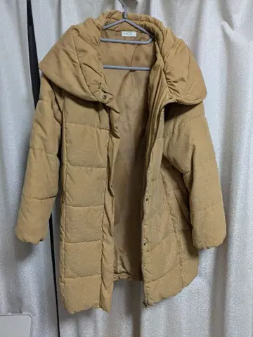 KOE 후드 부착 베이지 다운 자켓