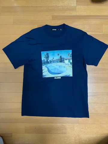 XLARGE 네이비 수영장 그래픽 T셔츠 S