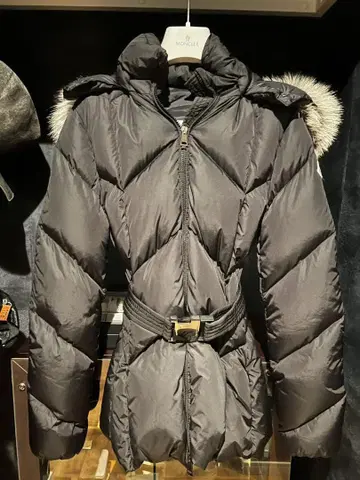 MONCLER 블랙 다운 자켓 퍼 포함
