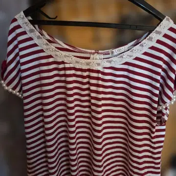 axes femme 빨간색과 화이트 스트라이프 T셔츠