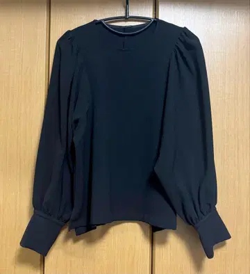 블랙 벌룬 슬리브 셔츠