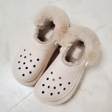 crocs 퍼 달린 사보 샌들 베이지