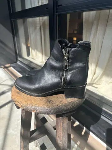 Steve Madden 블랙 지퍼 부츠