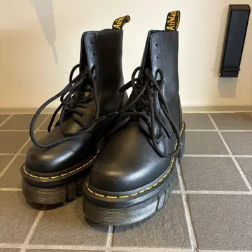 Dr. Martens 블랙 레이스업 부츠