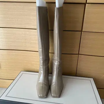 베이지 가죽 지퍼 달린 롱 부츠