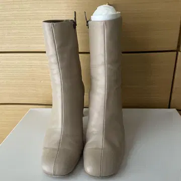 베이지 슬림핏 중굽 부츠