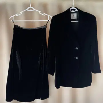 KUMIKYOKU 블랙 벨벳 셋업