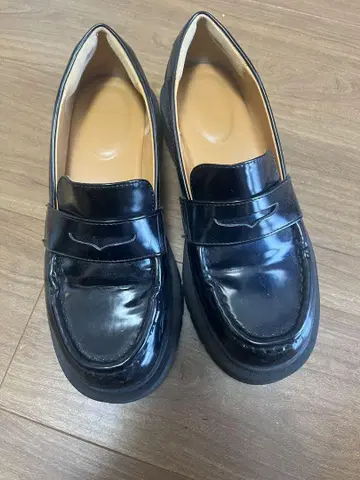 블랙 합성 피혁 로퍼