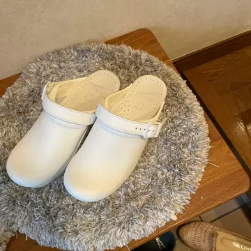 화이트 벨트 포함 클로그 샌들