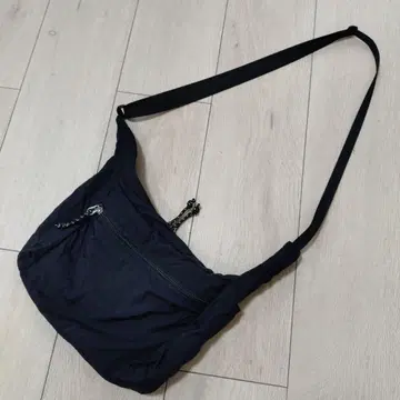 리브 인 컴포트 발수 얇고 가벼운 숄더백 블랙