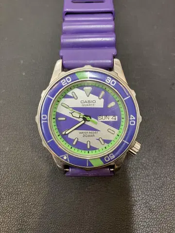 CASIO 쿼츠 손목시계 보라색 200m 방수 미작동품
