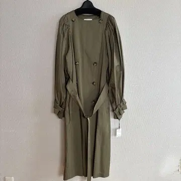 올리브색 더블 브레스트 트렌치코트