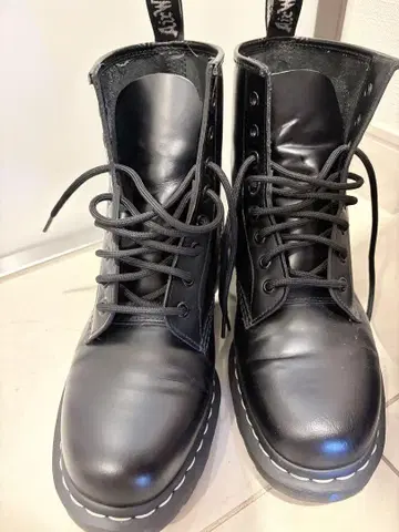 Dr. Martens 화이트 스티치