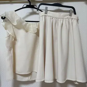 새상품급 질스튜어트 아이보리 프릴 상의 스커트 셋업