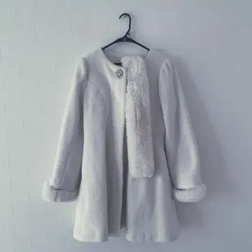 크림색 퍼 달린 롱 코트 양산형