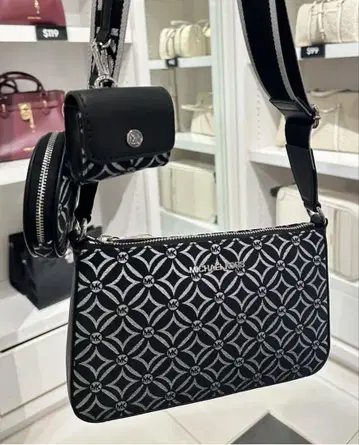 MICHAEL KORS 로고 패턴 숄더백 블랙