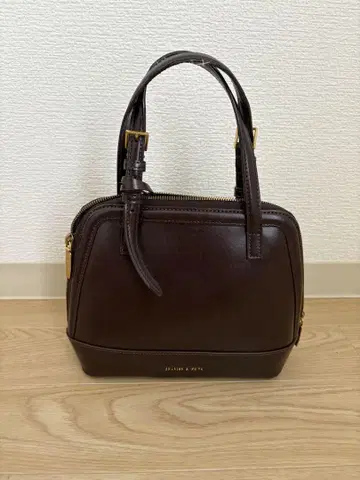 브라운 가죽 핸드백 골드 금장 장식