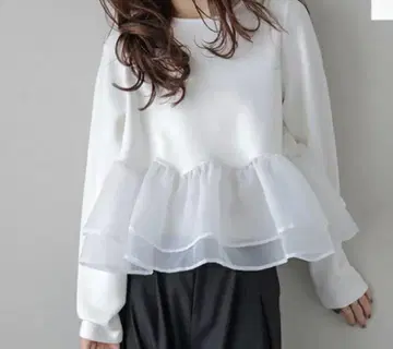 새상품 라지엠 시어 프릴 티어드 페플럼 도킹 긴팔 상의