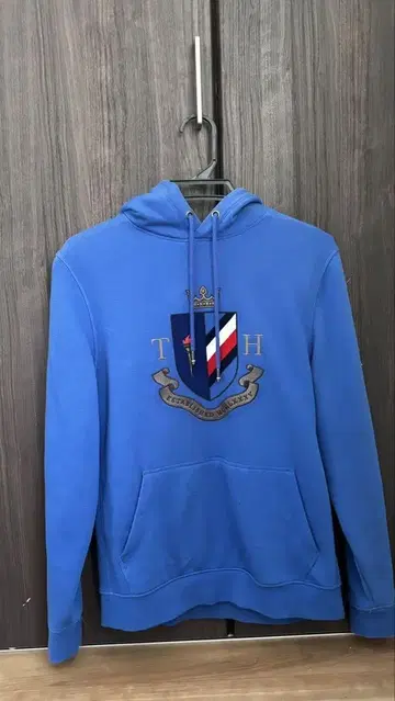 엠블럼 부착 파랑 후드티