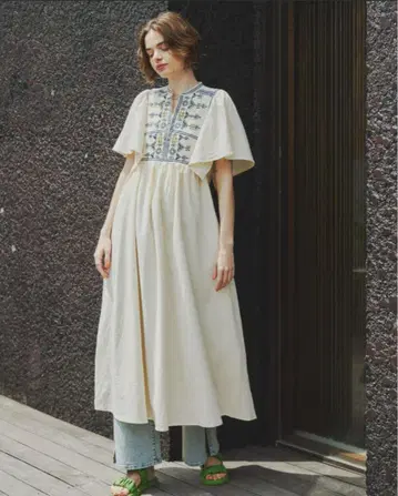 플레어 슬리브 자수 원피스