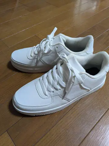 화이트 로우컷 스니커즈