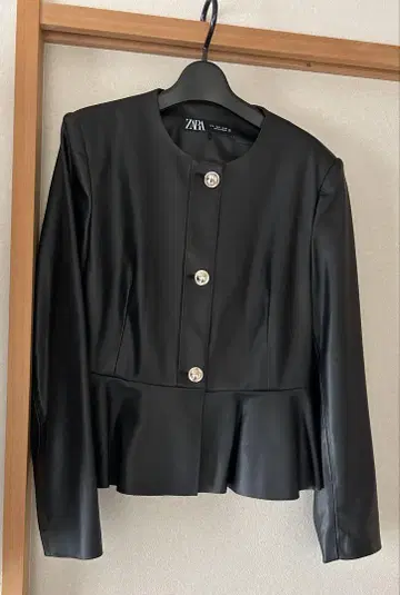 ZARA 페이크 레더 페플럼 자켓