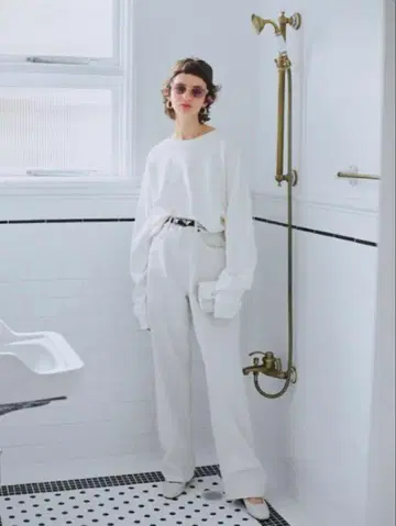 moussy HW WHT LOOSE STRAIGHT 23