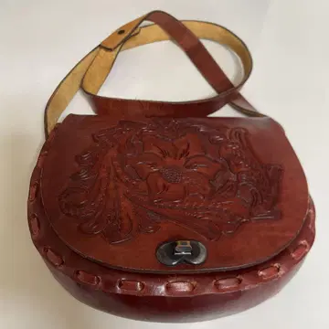 카빙 가죽 숄더백