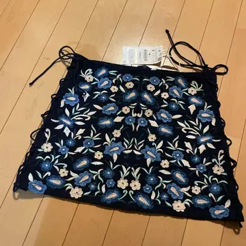 ZARA 네이비 꽃무늬 자수 스커트
