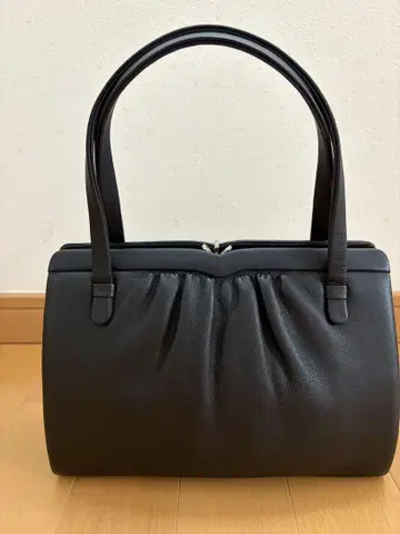 블랙 핸드백 플랩식 소가죽
