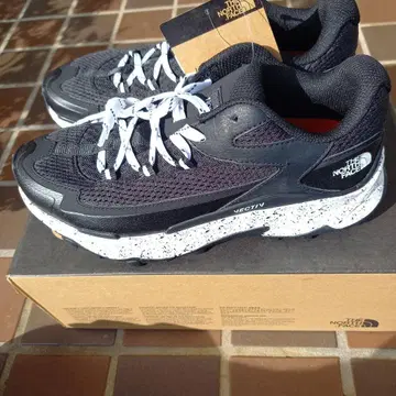 The North Face Vectiv 블랙 스니커즈